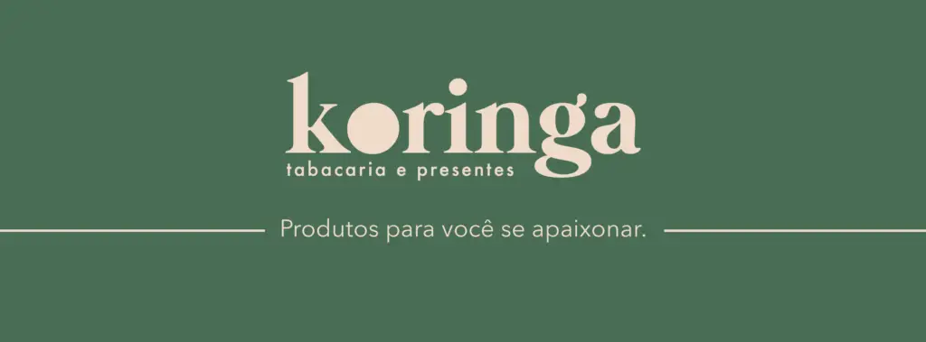 A descrição sugerida para a imagem é: "Logotipo da Koringa Tabacaria e Presentes, com o texto 'koringa' em letras minúsculas de estilo serifado e cor bege, acompanhado da frase 'tabacaria e presentes' em fonte menor e também bege, sobre um fundo verde escuro."